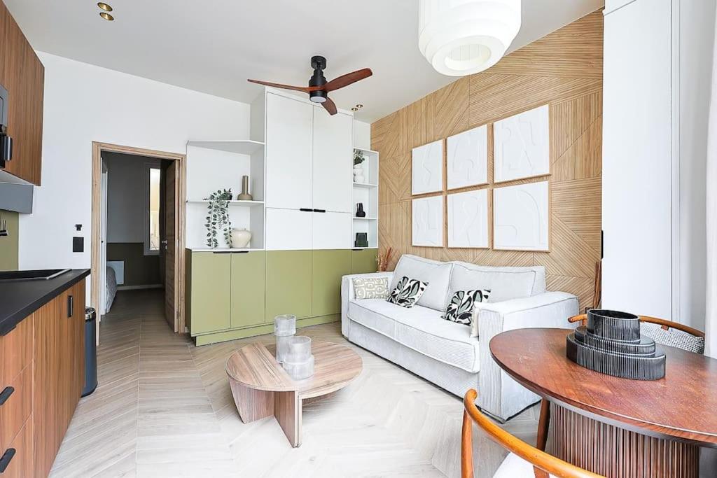 un salon avec un canapé et une table dans l'établissement NEW Suite Appartement Havre Ébène 1BR 4 étoiles, à Paris
