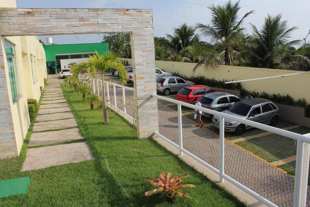 uma vista de um parque de estacionamento com carros estacionados em Hotel Talissa 2 em Manaus