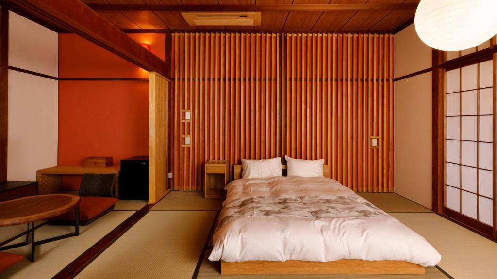 Postel nebo postele na pokoji v ubytování 阿智星降りの宿やま星 Hotel&Glamp YAMABOSHI