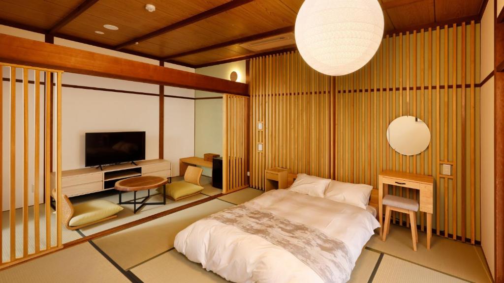 Postel nebo postele na pokoji v ubytování 阿智星降りの宿やま星 Hotel&Glamp YAMABOSHI
