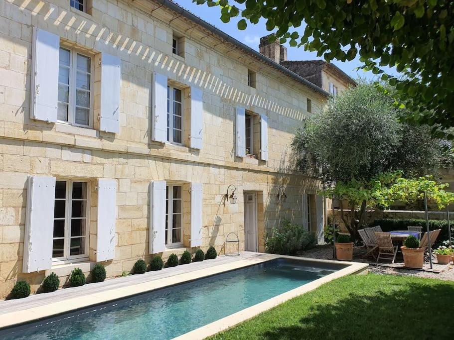 une maison avec une piscine dans la cour dans l'établissement Demeure de la Combe, à Saint-Émilion
