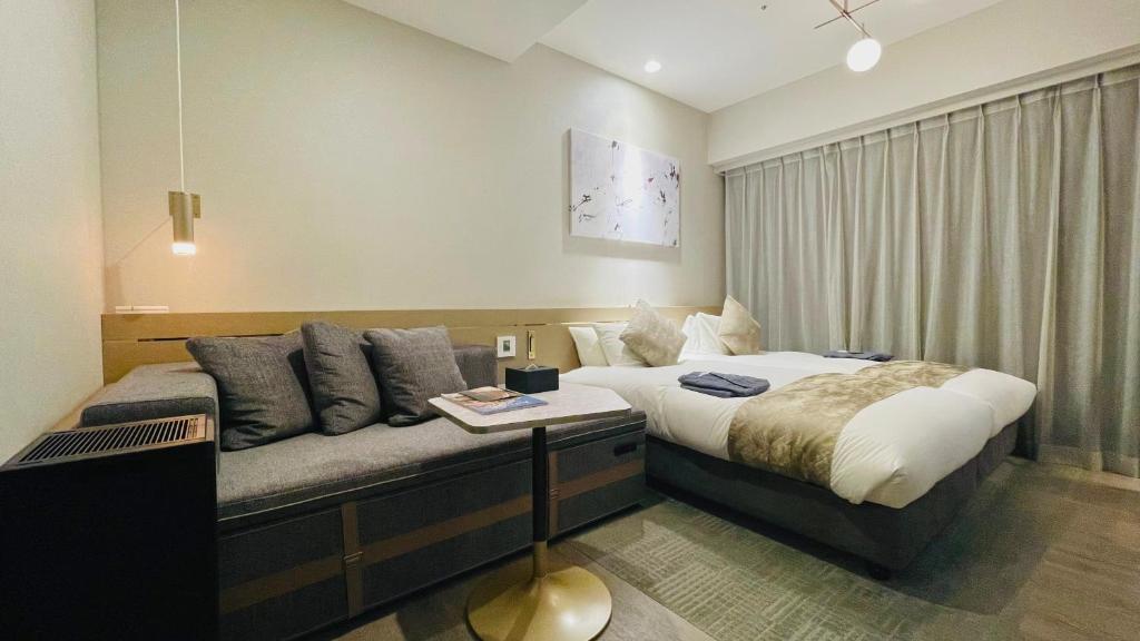 Hotel Cordia Osaka Hommachi房間的床