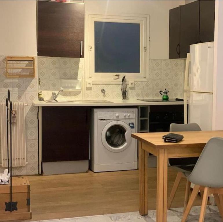 a kitchen with a washing machine and a sink at spacieux Bel appartement 4 personnes centre Menton in Menton