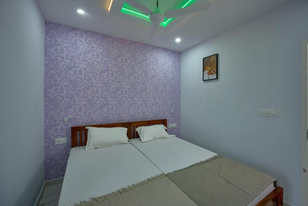 Postel nebo postele na pokoji v ubytování Panakal Residency, Fort Kochi
