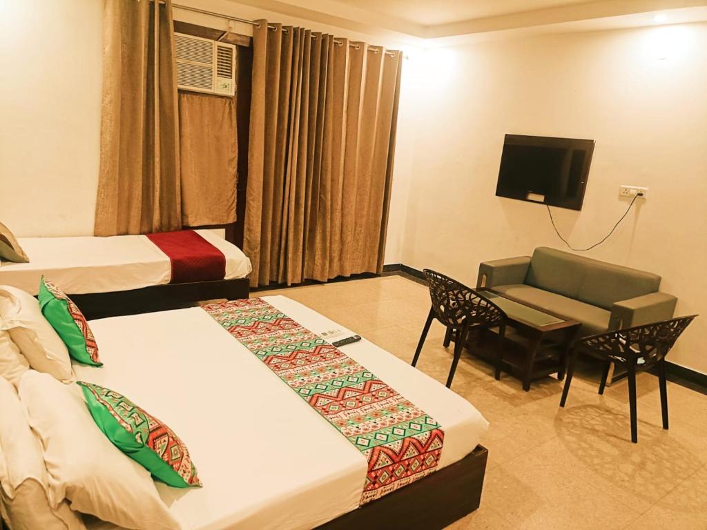 TV a/nebo společenská místnost v ubytování Hotel Tela Suite Near IGI Airport Delhi