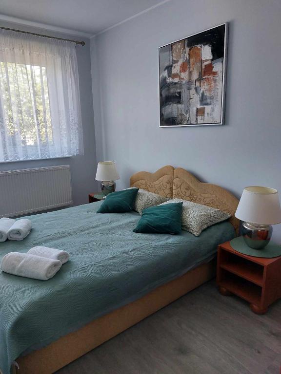 Ένα ή περισσότερα κρεβάτια σε δωμάτιο στο Apartament u Gieni