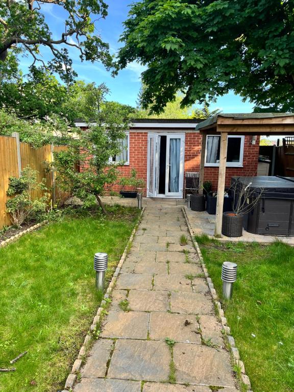 Suitetrails - Cosy Garden Cottage