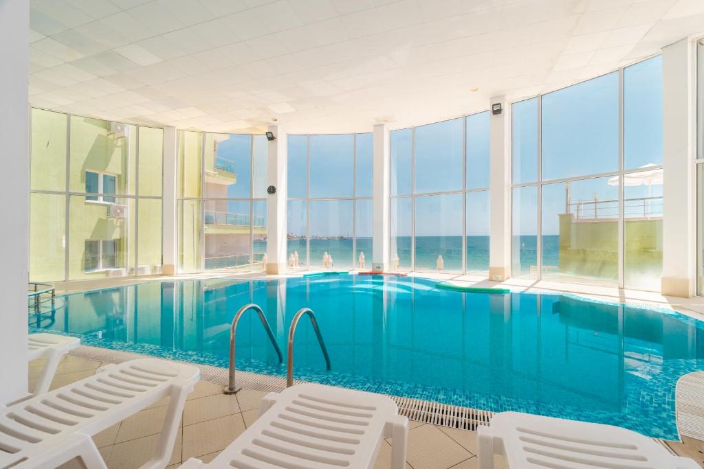 Bazén v ubytování MPM Hotel Arsena - Ultra All Inclusive nebo v jeho okolí