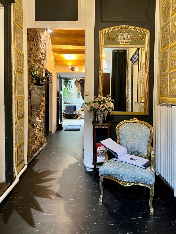 Posezení v ubytování LA SUITE de NOTRE DAME au pied du CHATEAU FORT