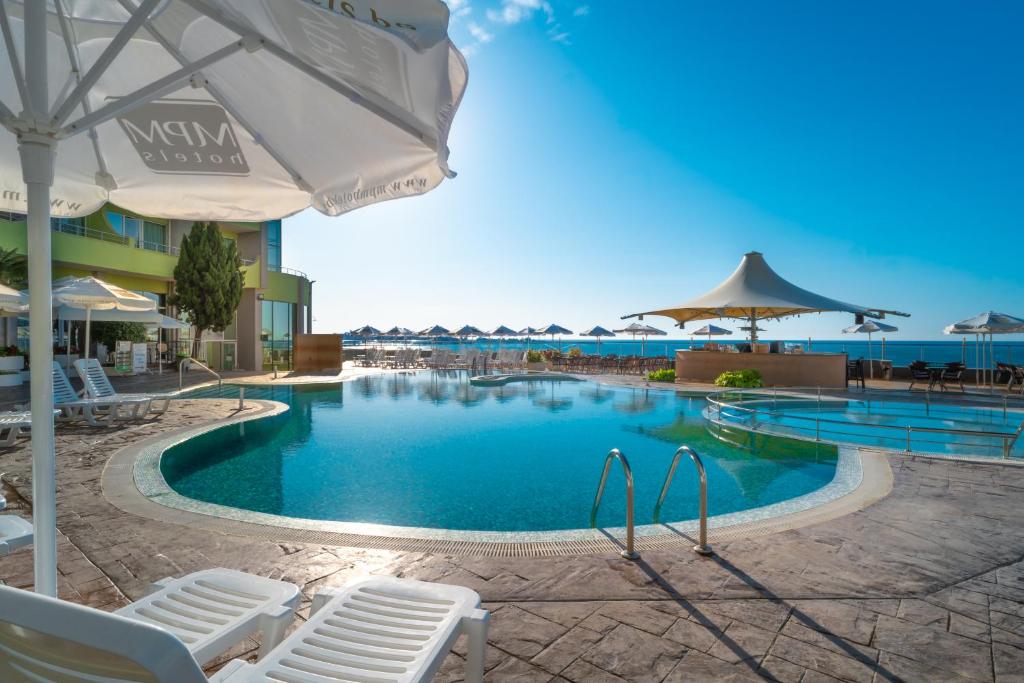 Bazén v ubytování MPM Hotel Arsena - Ultra All Inclusive nebo v jeho okolí