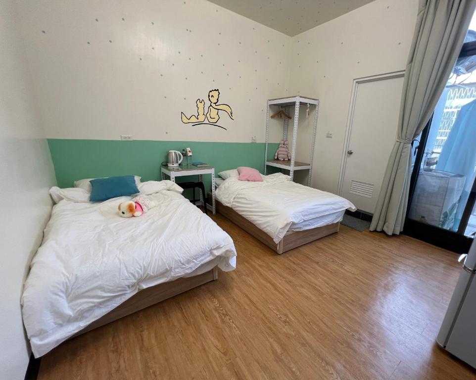 Postel nebo postele na pokoji v ubytování Chaonima B&B 潮尼馬民宿