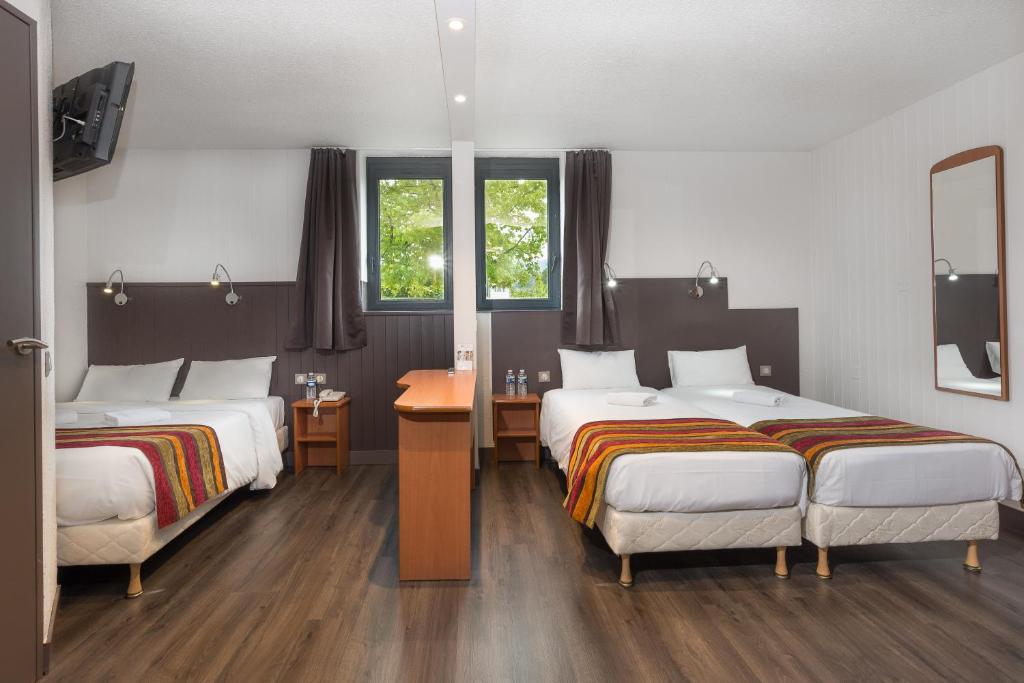 Postel nebo postele na pokoji v ubytování Brit Hotel Chambery