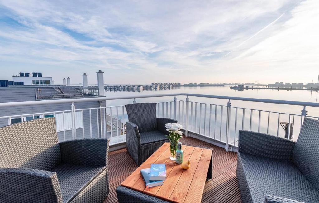 een balkon met stoelen en een tafel met uitzicht op het water bij Annas Heimat Am Meer in Olpenitz