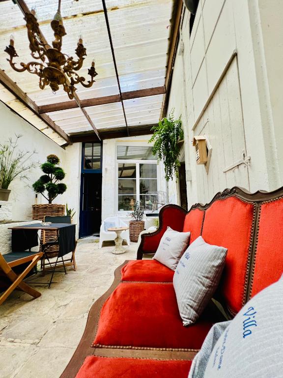 Posezení v ubytování LA SUITE de NOTRE DAME au pied du CHATEAU FORT