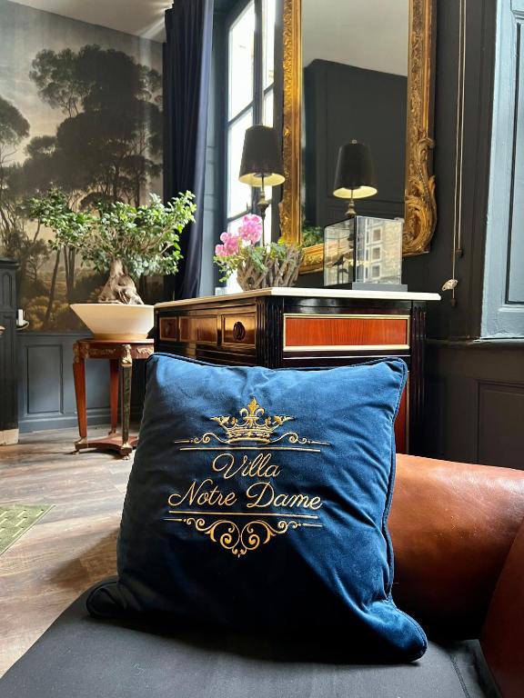 Posezení v ubytování LA SUITE de NOTRE DAME au pied du CHATEAU FORT
