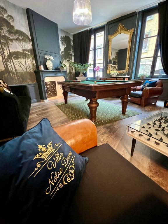 Posezení v ubytování LA SUITE de NOTRE DAME au pied du CHATEAU FORT