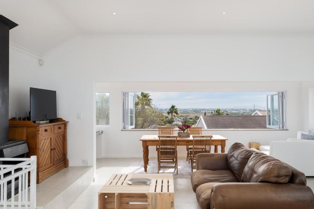 una sala de estar con un sofá y una mesa en Lakeside Ocean Breeze, en Ciudad del Cabo