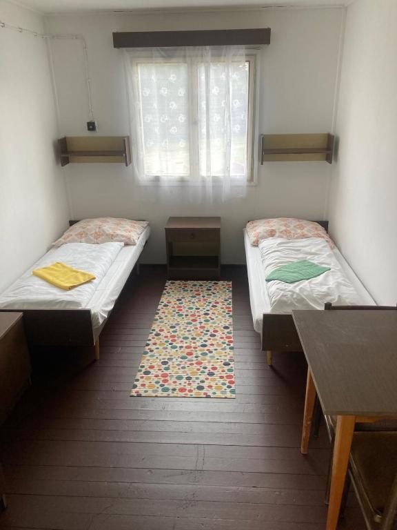 Postel nebo postele na pokoji v ubytování Churáňov Chatičky