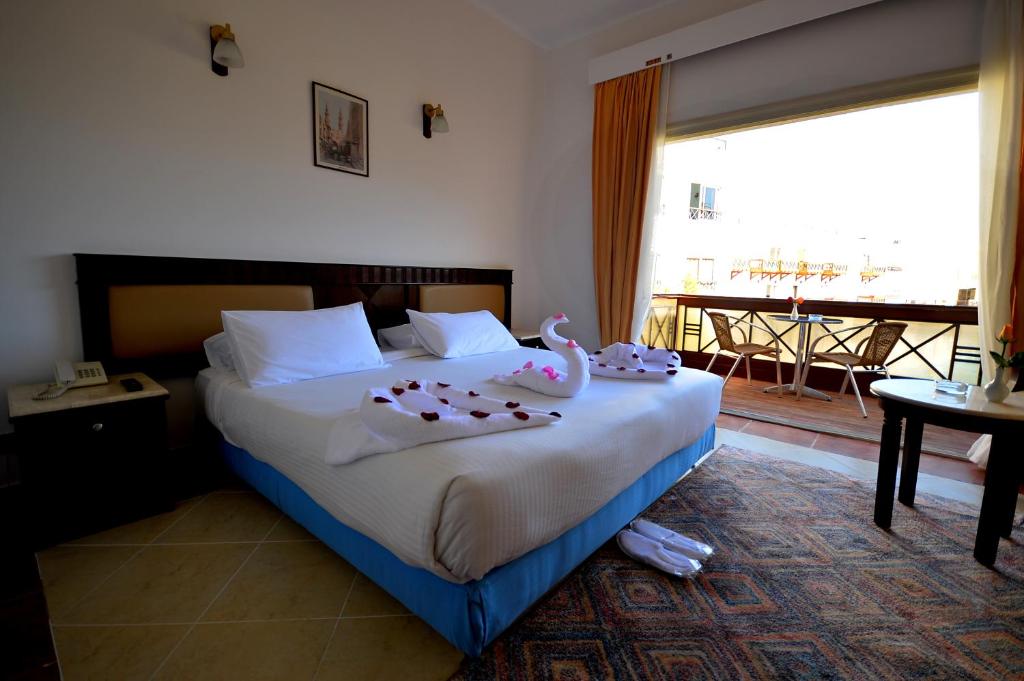 Postel nebo postele na pokoji v ubytování Falcon Naama Star Hotel
