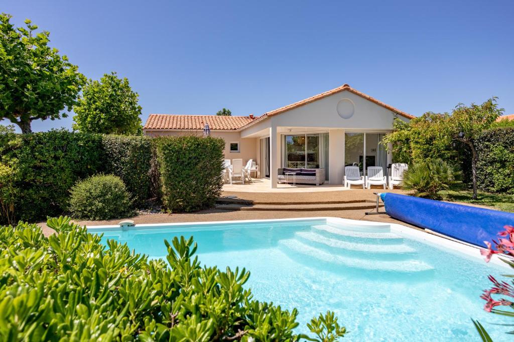Photo de la galerie de l'établissement Villa Accacia avec piscine privée, à Les Sables-dʼOlonne