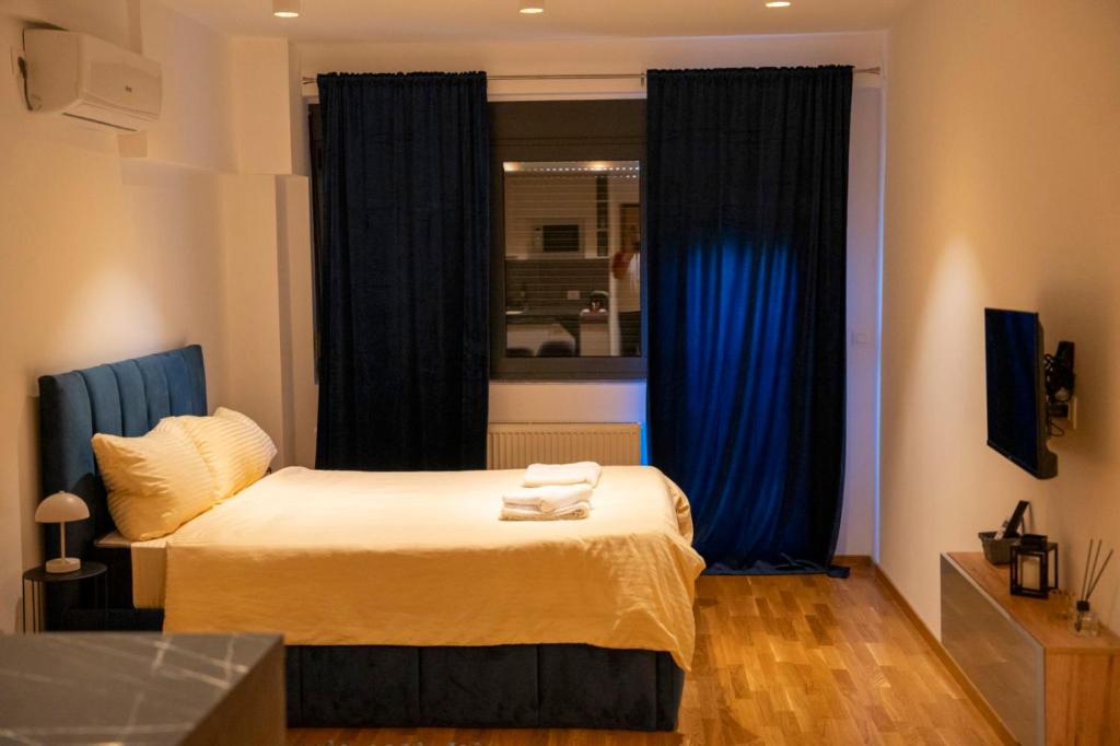 Postel nebo postele na pokoji v ubytování Harmony Studio Suite