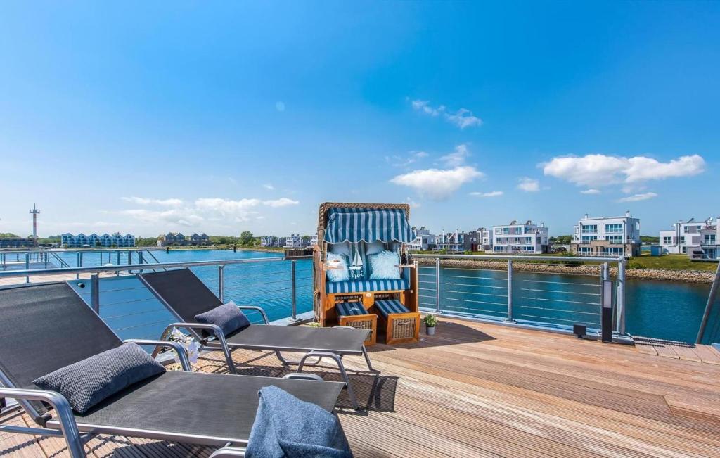 een dek met stoelen en een stoel op het water bij Sunseeker in Olpenitz