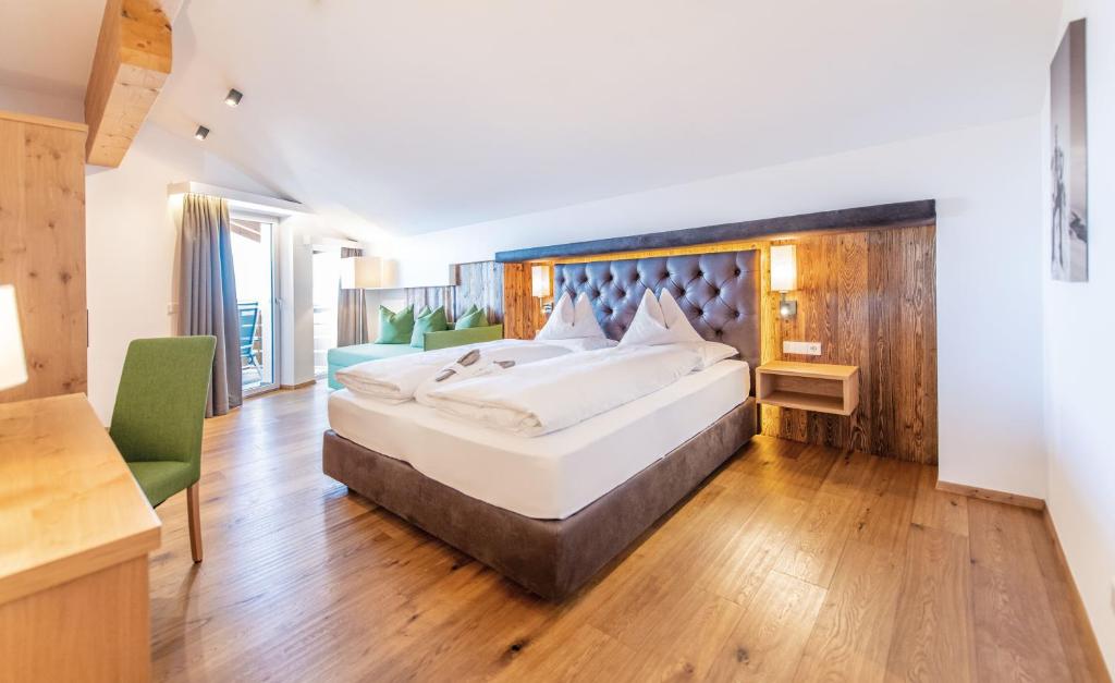 Postel nebo postele na pokoji v ubytování Hotel DAS ROYAL in Obereggen
