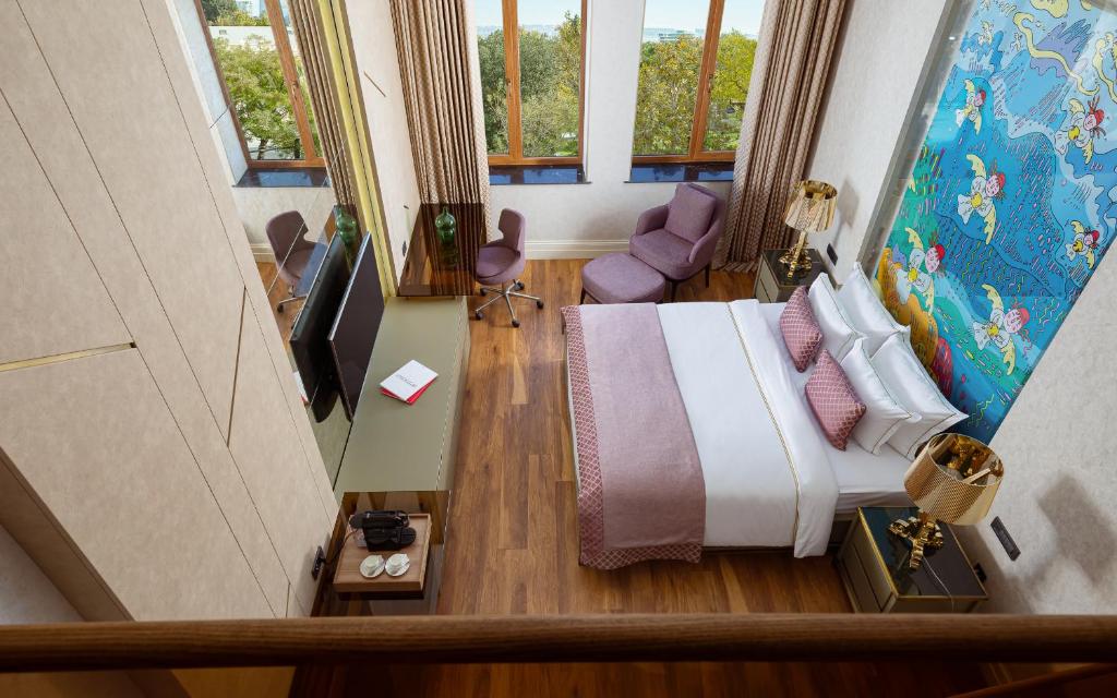 Postel nebo postele na pokoji v ubytování ART Gallery Hotel