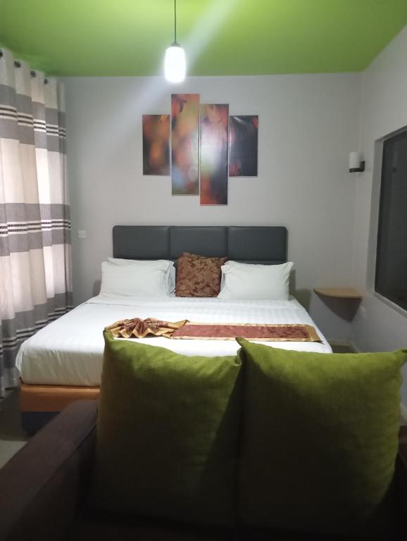 Postel nebo postele na pokoji v ubytování Maple Inn Hotel