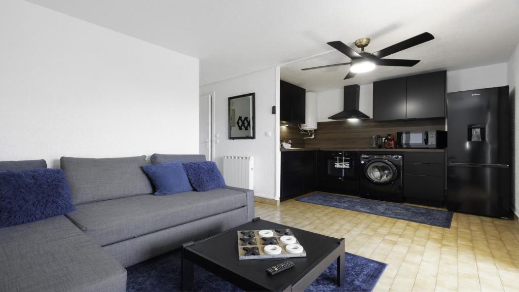 un salon avec un canapé et une cuisine dans l'établissement TERRASSE DE LA PLAGE -211- Appt 4 pers, au Cap d'Agde