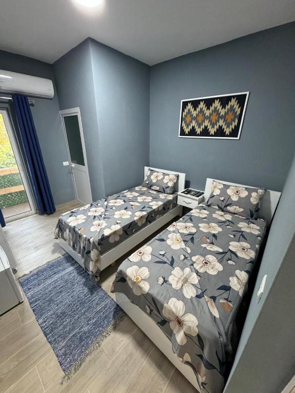 Postel nebo postele na pokoji v ubytování Bujtina e Qilimave