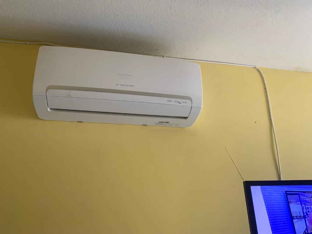 Office Hostel CENTRO Hospedagem climatizada para empresas Quartos privativos emitimos nota fiscal 24 h - Habitación Cuádruple