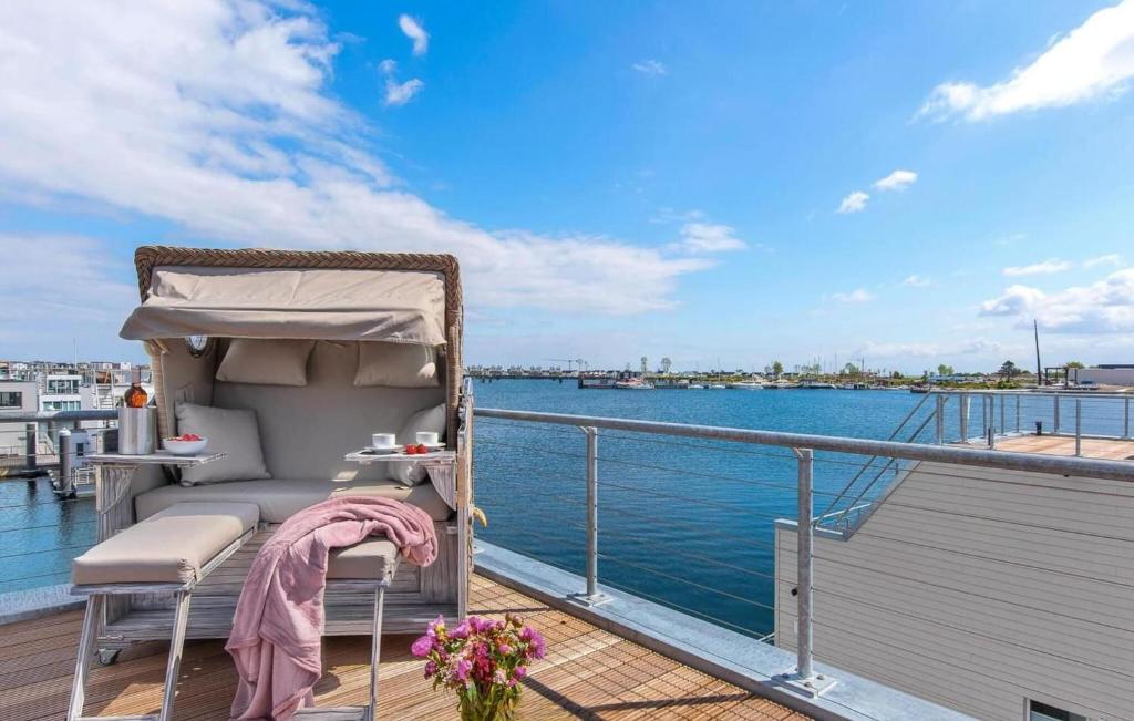 een stoel op het dek van een boot op het water bij Stockholm in Olpenitz