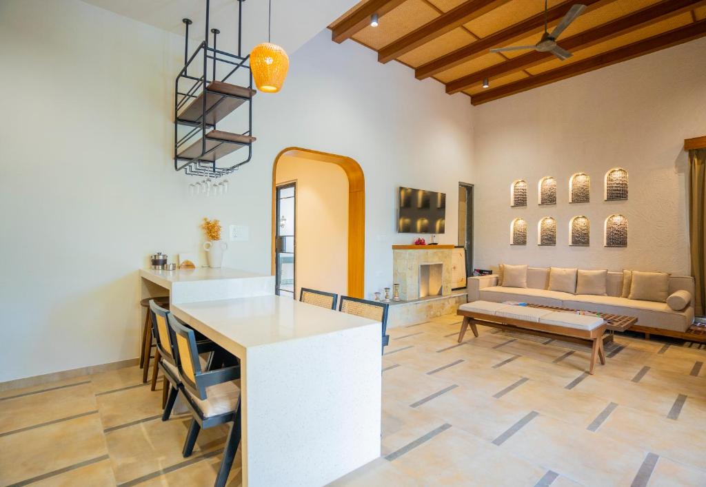 TV a/nebo společenská místnost v ubytování SaffronStays Moringa Valley - Oak Villa