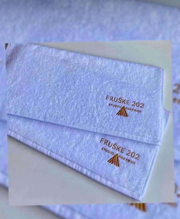 Sertifikat, nagrada, logo ili drugi dokument prikazan u objektu Fruške 202 studio apartman