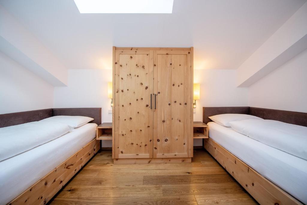Postel nebo postele na pokoji v ubytování Hotel DAS ROYAL in Obereggen
