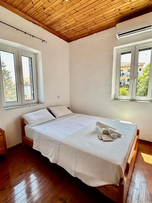 Postel nebo postele na pokoji v ubytování Chrysavgi Stone House