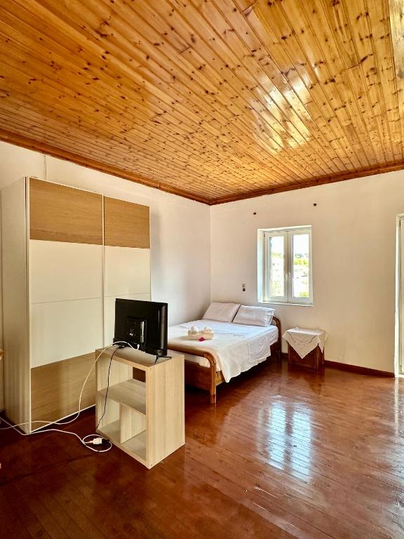 Postel nebo postele na pokoji v ubytování Chrysavgi Stone House
