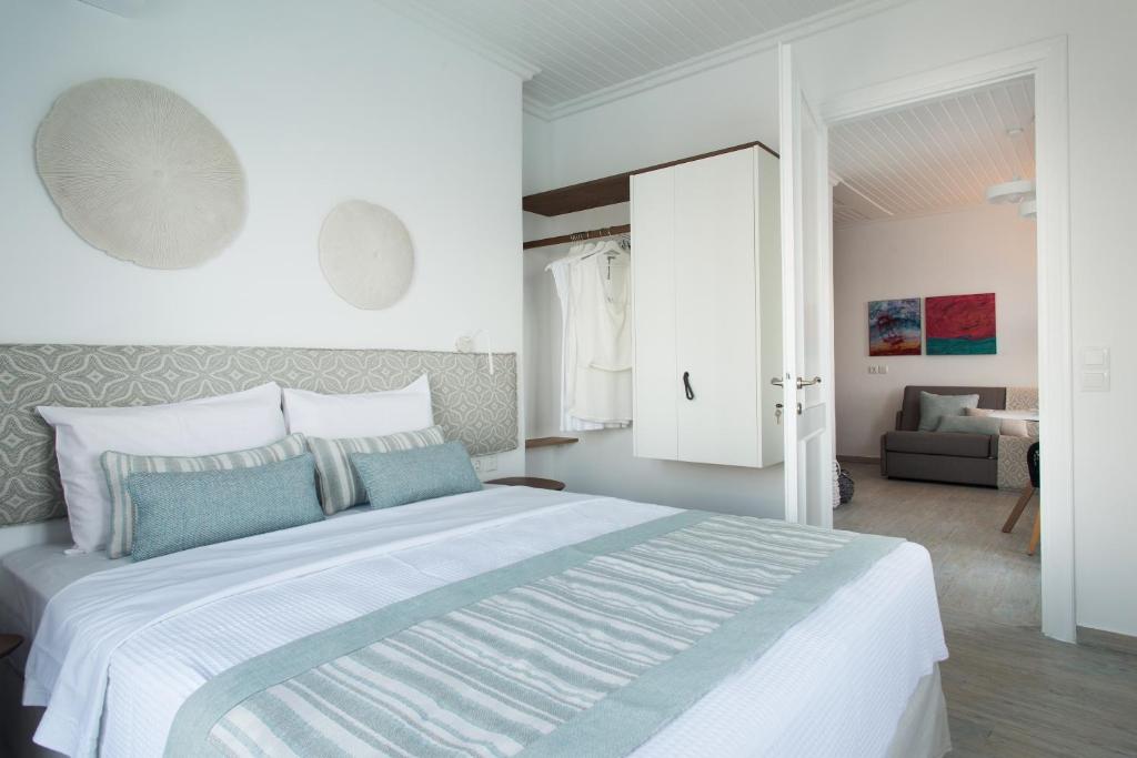 Cama ou camas em um quarto em Aurora - Rooms & Suites - Spetses