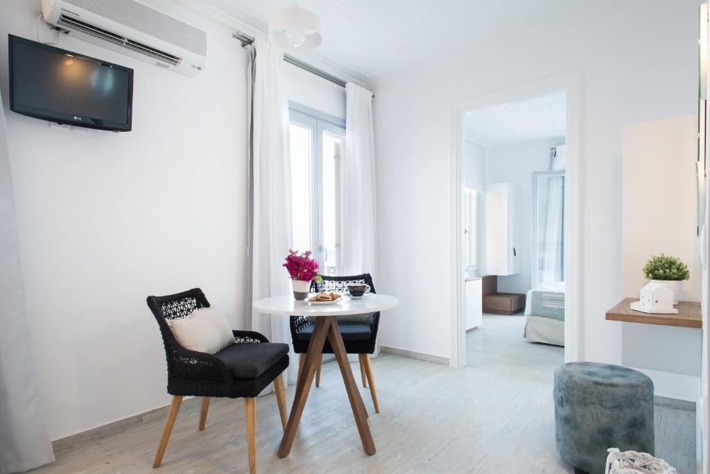 Uma TV ou centro de entretenimento em Aurora - Rooms & Suites - Spetses