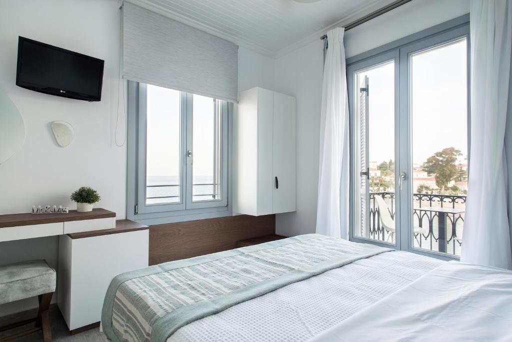 Cama ou camas em um quarto em Aurora - Rooms & Suites - Spetses