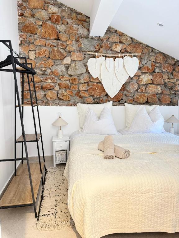 une chambre avec un mur de briques et un lit dans l'établissement Charming appartement 3BR - 3BA - 3WC, à Cannes