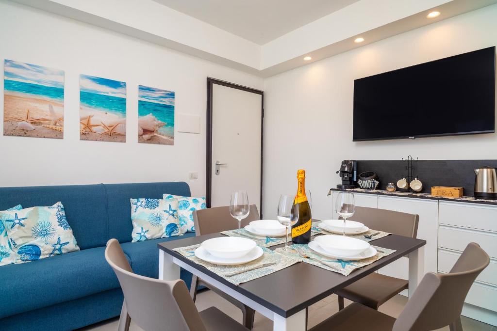TV a/nebo společenská místnost v ubytování Etnabeach Apartament - Fondachello