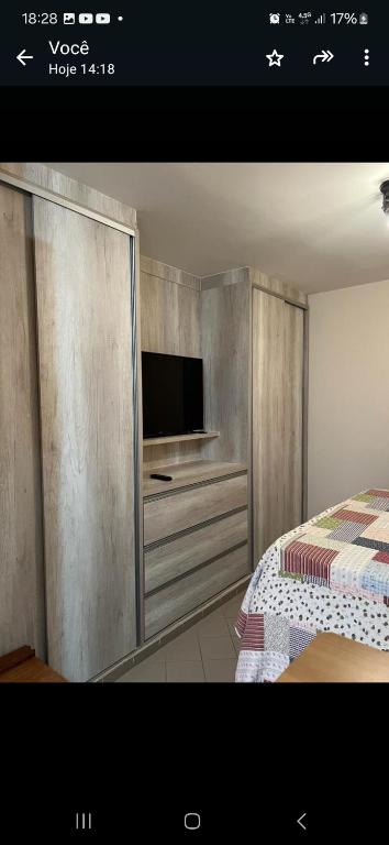a room with a bed and a flat screen tv at Eldorado Flat Service apto 601- BL 1 in Caldas Novas