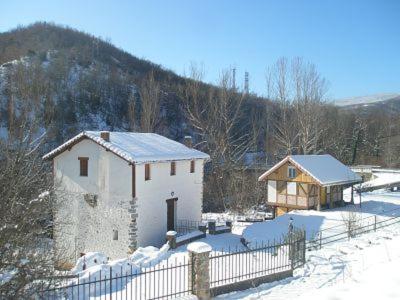 uma casa e uma cerca na neve em Molino De Pradillo em Pradillo