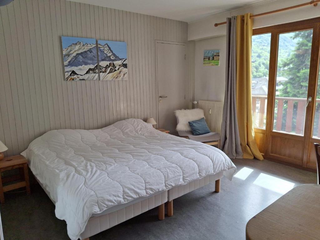 une chambre avec un lit, une chaise et une fenêtre dans l'établissement Studio accueillant, centre station, balcon, parking, WiFi - FR-1-512-117, à Brides-les-Bains