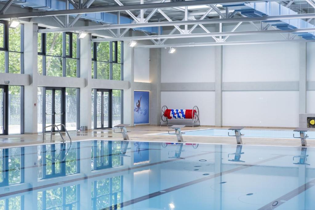 Bazén v ubytování Harmony Studio Suite nebo v jeho okolí