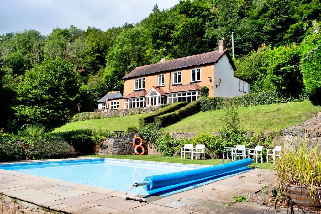una casa con piscina delante de una casa en Finest Retreats - Riversdale Lodge, en Symonds Yat