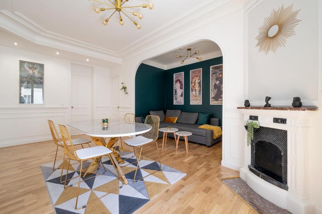un salon avec une table, des chaises et un canapé dans l'établissement Art de Vivre - Très bel appartement à Paris, à Paris