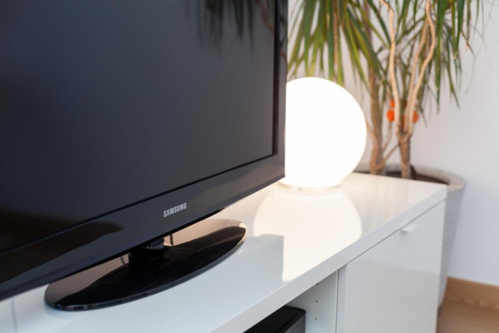 TV a/nebo společenská místnost v ubytování Lodging Apartments Beach Apartment Villa Olimpica